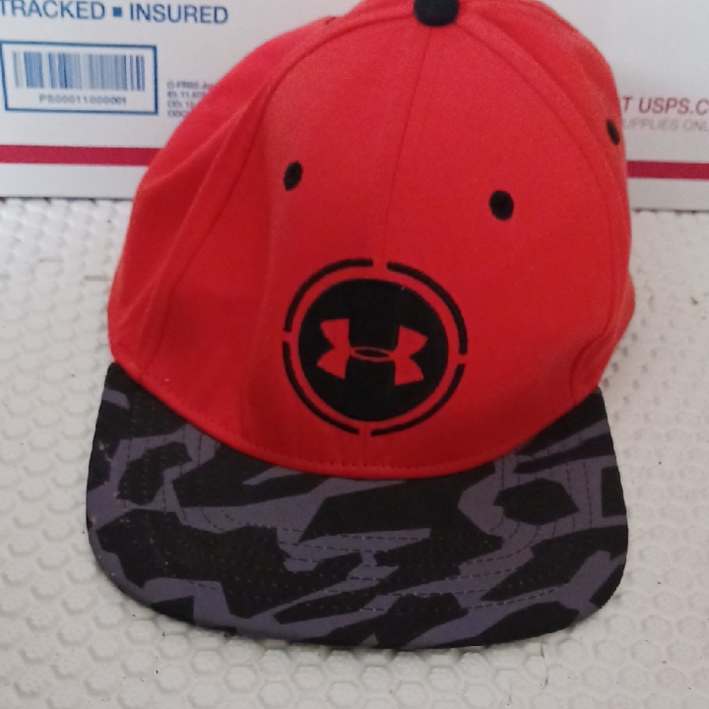 Under Armour Lg/xl Red Cap with Black Patterned Brim